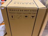 une boîte posée sur une palette dans un entrepôt
