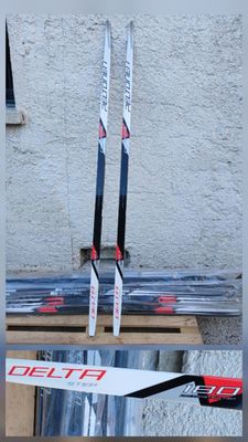 deux types de skis différents posés par terre