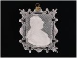 un cadre photo blanc et argenté sur lequel figure la photo d'une femme