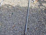 un chien qui se tient à côté d'outils posés par terre