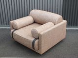 une chaise posée au milieu de la rue