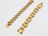 un bracelet à chaîne en or et un bracelet à chaîne en or