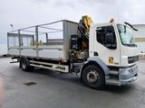 un camion blanc avec une grue à l'arrière