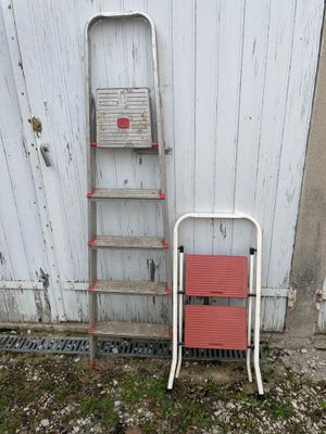 LOT de 2 ESCABEAUX dont un en aluminium, 5 marches et plateforme. Marq