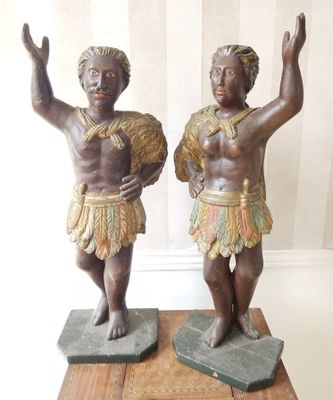 paire de figurines en bronze représentant deux danseurs, sur des socles en marbre