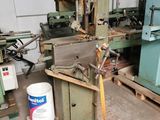 une machine posée sur une palette dans une pièce