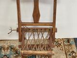 une chaise en bois posée sur un tapis