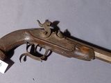 un vieux pistolet exposé sur la table