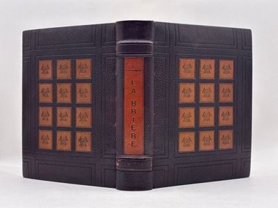 un livre noir avec une couverture rouge