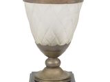 un vase ancien en argent et en verre posé sur un socle en bois