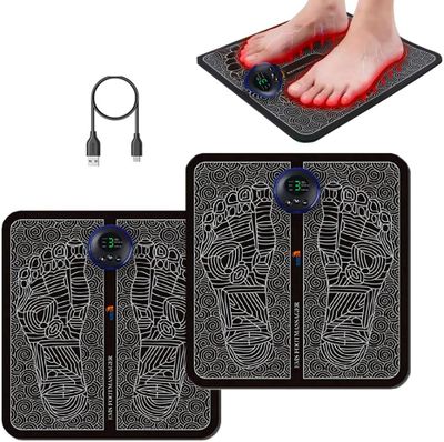 une paire de tapis de massage pour les pieds avec une paire de pieds au milieu