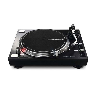 gros plan d'une table tournante sur laquelle se trouve un tourne-disque