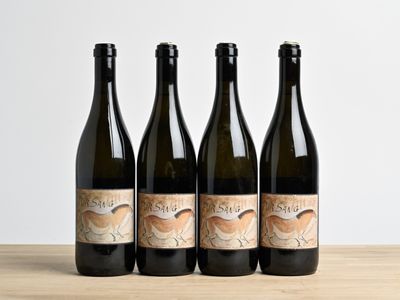 trois bouteilles de vin posées sur une table en bois