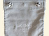 un gros plan sur un sac blanc suspendu à une corde