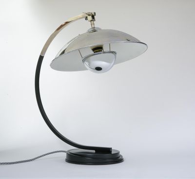 gros plan d'une lampe sur une table à fond blanc