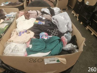 une boîte en carton remplie de vêtements et d'autres objets