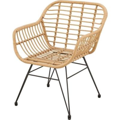La chaise est en osier et en métal, avec une structure noire.