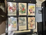 un paquet de cartes rangées dans un étui noir