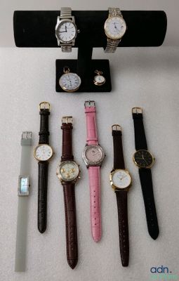 un grand nombre de montres posées sur une table