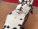 une photo d'une chaise longue recouverte d'une housse à motif vache