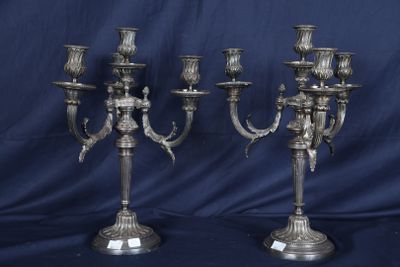 paire de chandeliers anciens en métal argenté sur socles