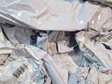 une pile de sacs en plastique posée par terre