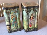 deux boîtes posées sur une table