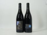 deux bouteilles de vin posées l'une à côté de l'autre sur une table