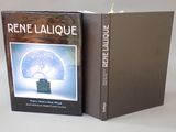 deux livres posés côte à côte sur une table blanche