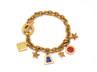 Gros plan sur un bracelet en or orné de breloques