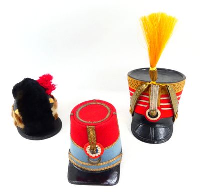Lot de trois miniatures de coiffures militaires françaises d…