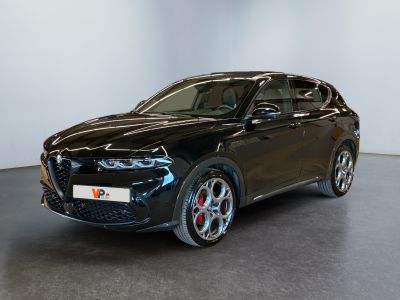 un SUV noir garé dans une pièce aux murs blancs