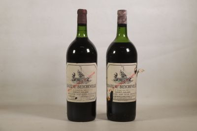 deux bouteilles de vin posées l'une à côté de l'autre sur une table