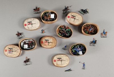 toutes ces petites figurines qui sont accrochées au mur