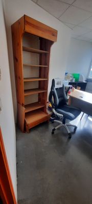 une pièce équipée d'un bureau, d'une chaise et d'une bibliothèque