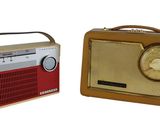 deux radios à l'ancienne posées l'une à côté de l'autre sur une surface blanche
