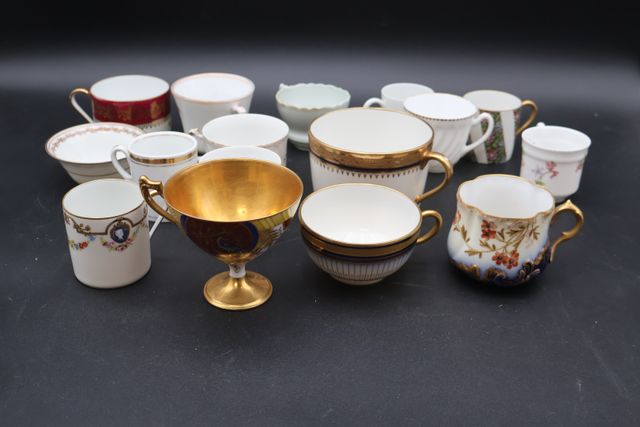 16 tasses en porcelaine