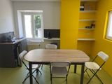 une table et des chaises dans une petite pièce aux murs jaunes