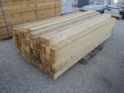 un tas de bois posé sur une palette dans une cour