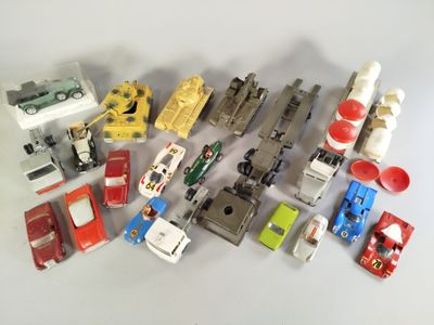 un grand nombre de voitures et de camions jouets qui se trouvent sur la table