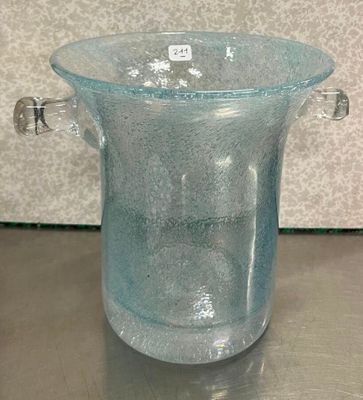 un vase en verre posé sur une table