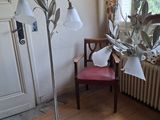 une lampe posée sur un support dans le coin d'une pièce