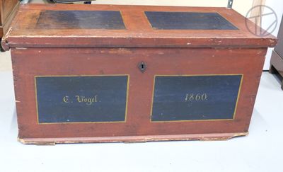Coffre en bois patiné marqué "E.VOGEL - 1860"