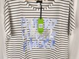 un t-shirt rayé blanc et noir sur lequel est représentée une bouteille verte