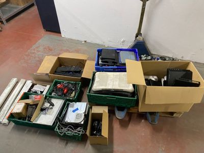 de nombreux cartons d'équipements électroniques posés sur le sol