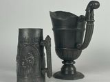 deux vases placés l'un à côté de l'autre sur une table