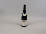 une bouteille de vin posée sur une table