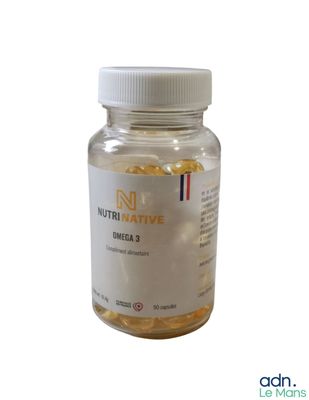 un flacon de comprimés de vitamines sur fond blanc