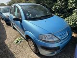 une voiture bleue garée à côté d'autres voitures