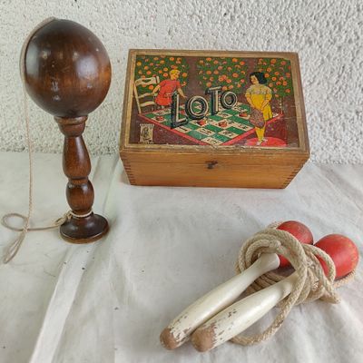 une boîte en bois décorée d'une peinture, à côté d'une corde et d'une lampe